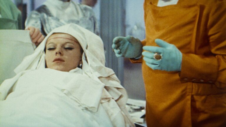 Jak se natáčela komedie Pane, vy jste vdova: Menšíkova improvizace, krušné zkoušky Janžurové a transplantace mozku