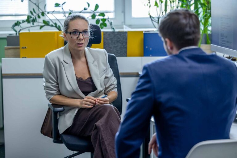 Čtvrteční Ulice: Starosta udeří na Soňu, trestní oznámení, Běta o sobě dává vědět a party, na kterou nikdo nezapomene