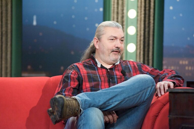 Z propasti zpět na jeviště: Daniel Hůlka málem zemřel, dnes září po boku dcery Rozárky a mladé manželky