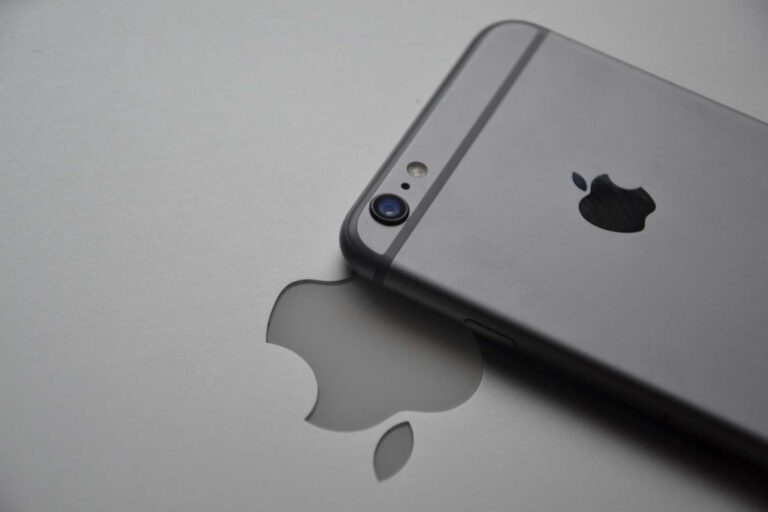 iPhone slaví 18 let: Jak první chytrý telefon od Apple změnil náš každodenní život a odstartoval éru smartphonů