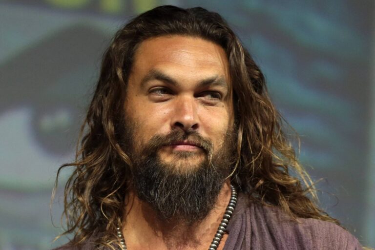Jason Momoa se po letech oholil: Nesnáším to, říká. Někteří jeho nový vzhled nešetří, jiní ho chválí
