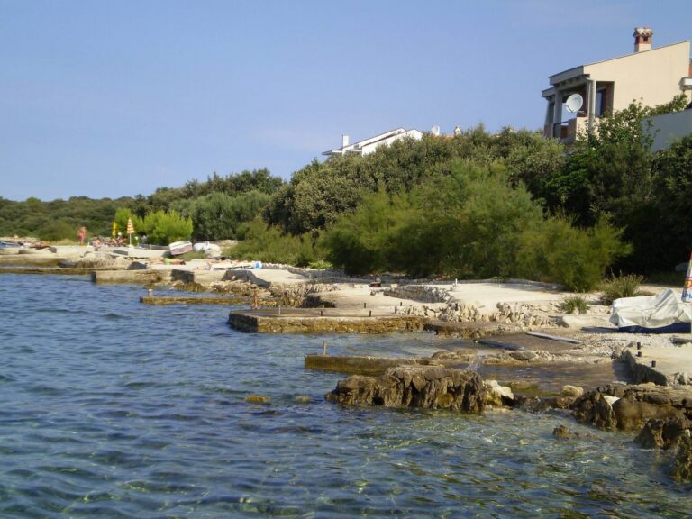 Dovolená u Zadaru za 200 eur za den? Turisty místo moře vítají bagry a oblaka prachu