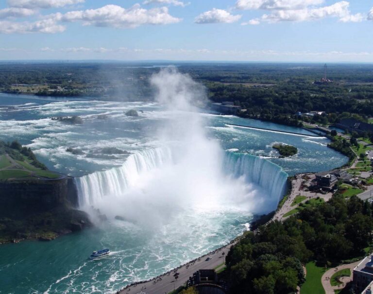 Niagarské vodopády hučí už 12 000 let. Posouvají se o 30 cm ročně a v sudu je sjela i 63letá učitelka