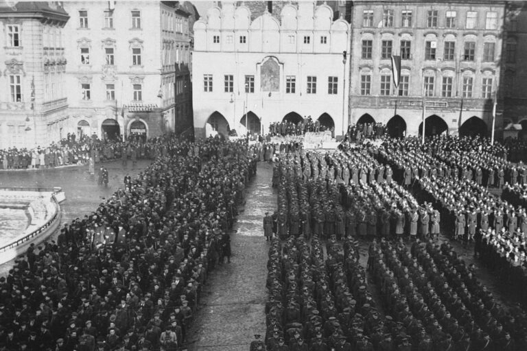 Pohlavárům z dob komunismu stát znovu sáhne na důchod: Za každý rok ve funkci mínus tři stovky
