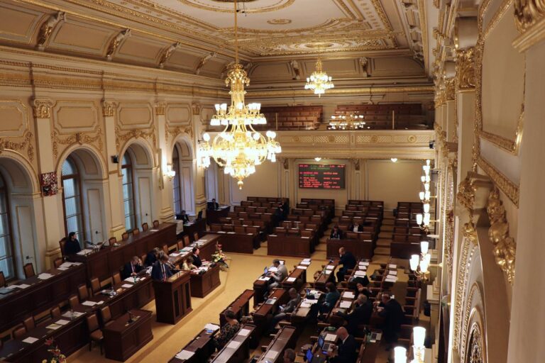 Politici si v roce 2026 polepší. Nejvyšší platy porostou nad 300 tisíc. Průměrný Čech bere necelých 47 tisíc