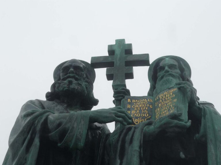 Kdo ve skutečnosti byli Cyril a Metoděj: Změna jmen, bratři, z nichž ten s chatrným zdravím byl nadanější a dotáhl to nejdál