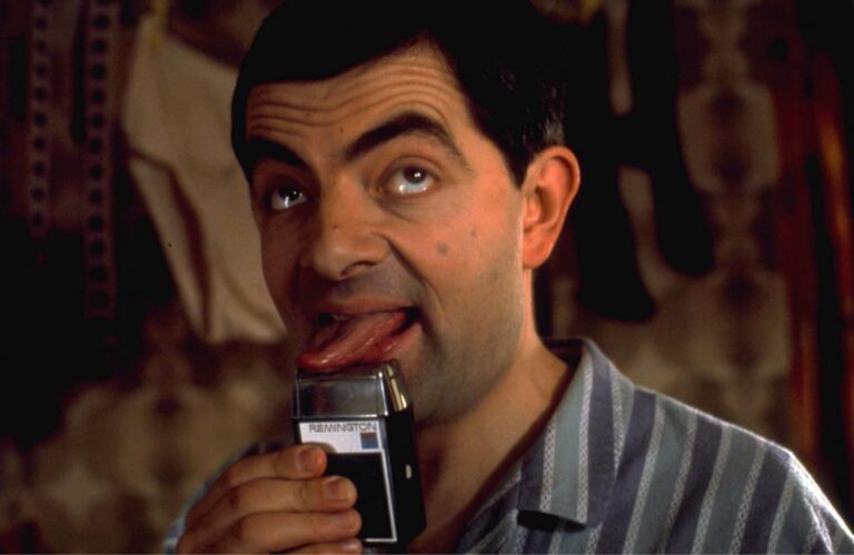 „Je takovým dítětem uvězněným v mužském těle.“ Mr. Bean: Největší filmová katastrofa: Odkazy na seriál i potitulková scéna