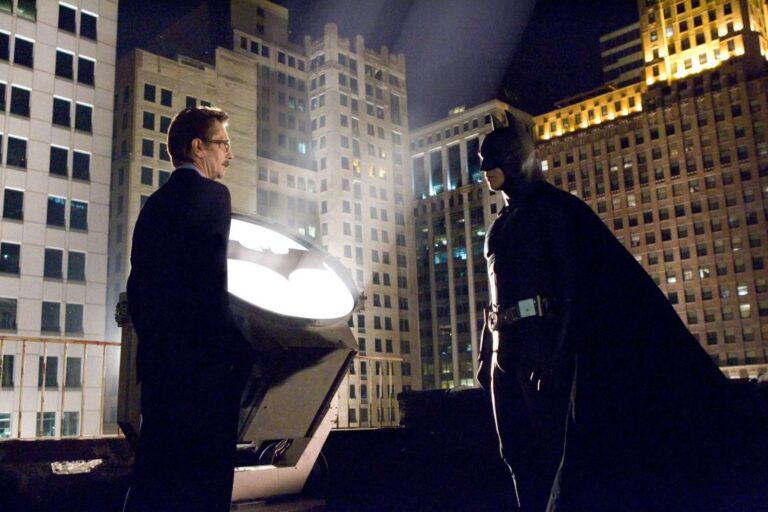 Batman začíná: Nolan psal scénář ve skrýši, Bale v kostýmu trpěl a k batmobilu se nesměl ani přiblížit