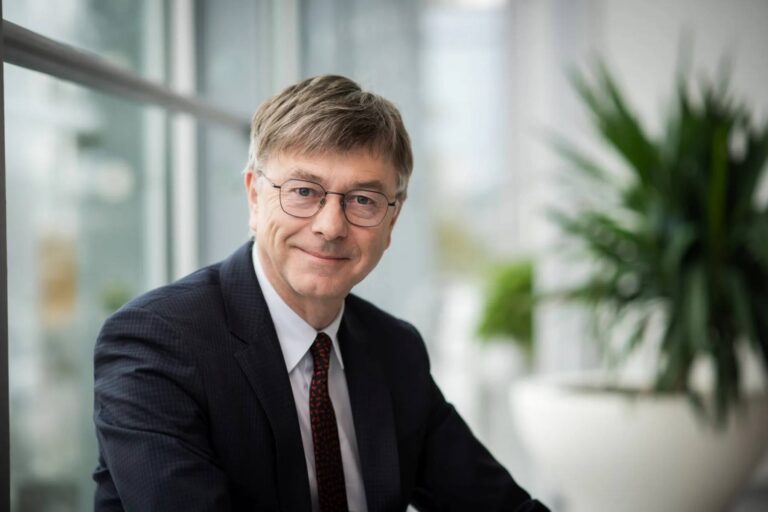 Ředitel ČT si přijde měsíčně na 346 tisíc, o 57 tisíc víc než jeho předchůdce. Průměrný Čech vydělá sedminu