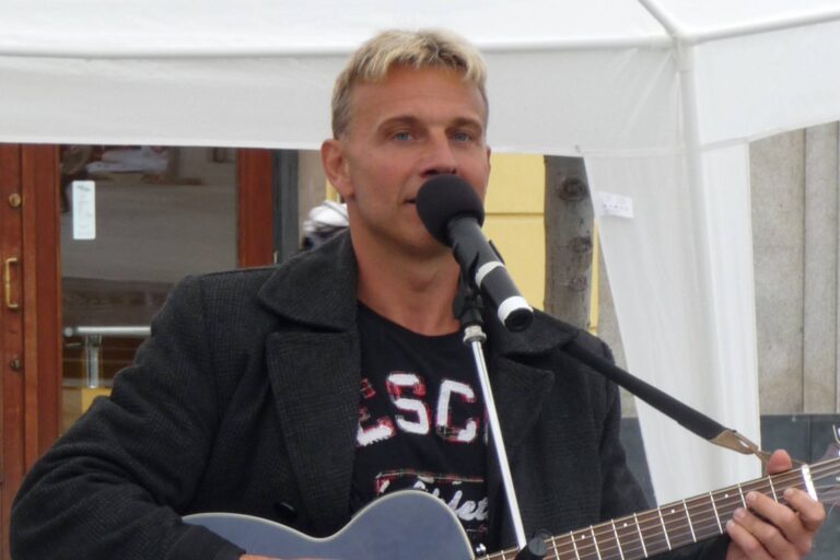 Martin Maxa se svlékl, ukázal vyrýsované tělo a fanynky jej obdivují. V 64 letech zvládne stovky kliků