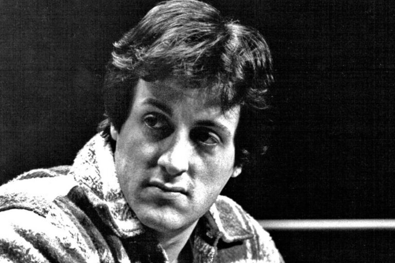Sylvester Stallone slaví 79: Kluk s ochrnutou tváří čelil šikaně, začínal ve filmech pro dospělé a musel prodat svého psa