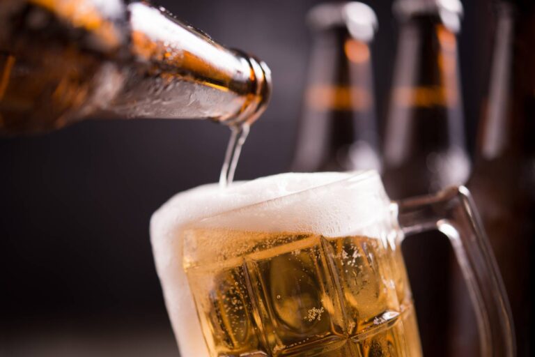 Pivo v létě místo vody se nedoporučuje. Orosený půllitr ve vedru láká, ale pivo odvodňuje a zatěžuje srdce i cévy