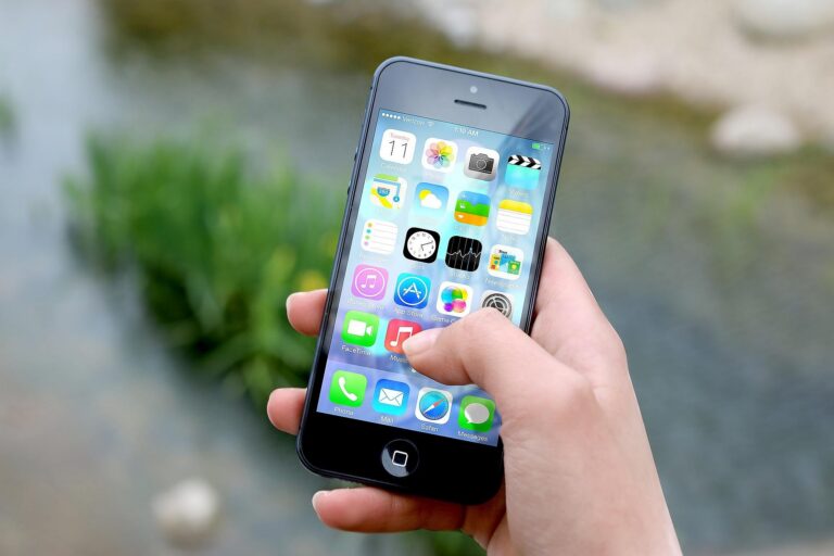 Odposlouchávají nás mobily a sypou pak na nás reklamy? A dá se tomu bránit? Ve skutečnosti stačí, co sami prozradíte