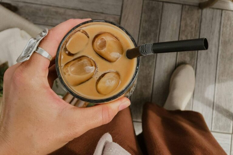 Domácí ledová káva třikrát jinak: vyzkoušejte frappé, cold brew i latté bez drahého kávovaru a za pár minut