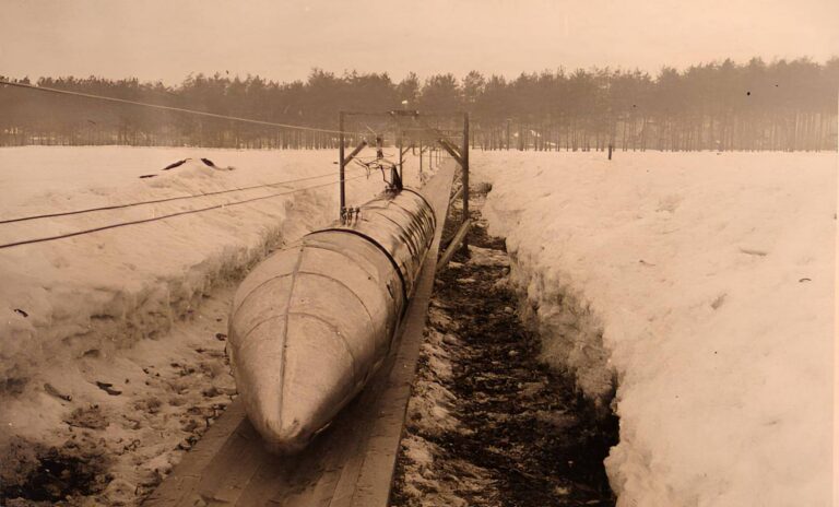 Vlak, který měl pohřbít letadla. Sověti chtěli už ve 30. letech jezdit 300 km/h, projekt ale skončil v šuplíku