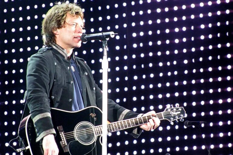 Jon Bon Jovi už není ten divoký idol s bujnou hřívou. Po šedesátce viditelně zestárl, bojuje s hlasem a má šediny
