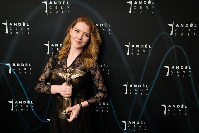Zpěvačka Debbi (32) přiznala panické ataky. V dětství ji šikanovali, letos jí manžela srazilo auto