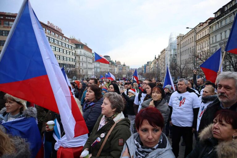 V sevření davu: Při sedmi lidech na metr čtvereční už může jít o život