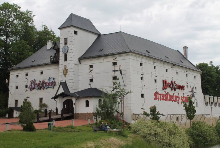 Tipy pro odvážné: Hororové atrakce, které v Česku stojí za návštěvu. Hororový cirkus, dům hrůzy či zámek Draxmoor