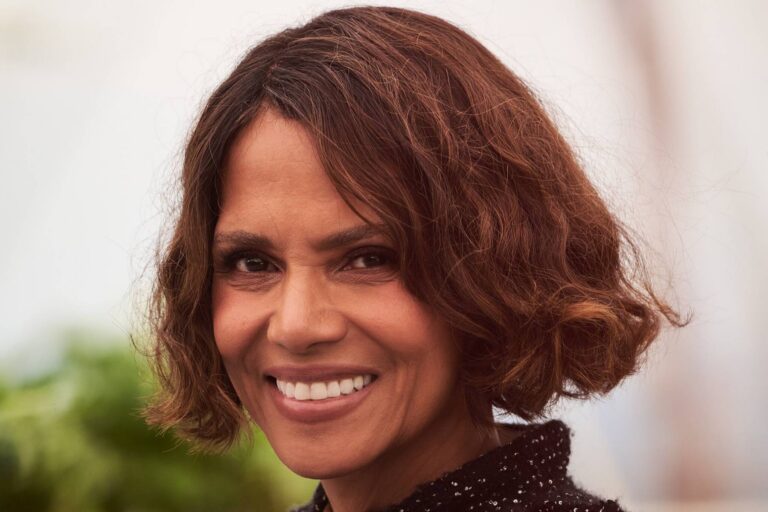 Je jí 59 a pořád srší energií. Halle Berry předvedla odvážný taneček v bikinách, fanoušky nadchla přirozeností