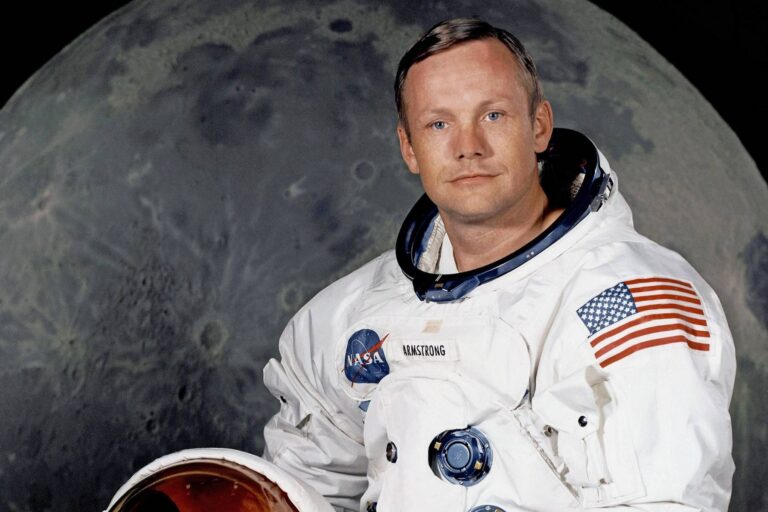První člověk na Měsíci a televizní přenos století. Neil Armstrong by dnes oslavil 95. narozeniny
