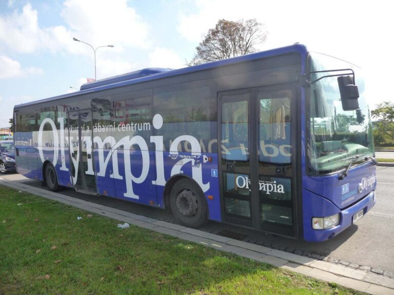Dlouhá léta zadarmo, nově za poplatek. Obyvatele Brna a návštěvníky nákupního centra zaskočila platba za bus i podmínky
