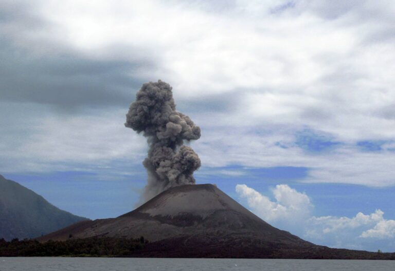 Výbuch, který ochladil planetu a inspiroval Čapka. Peklo jménem Krakatoa změnilo svět