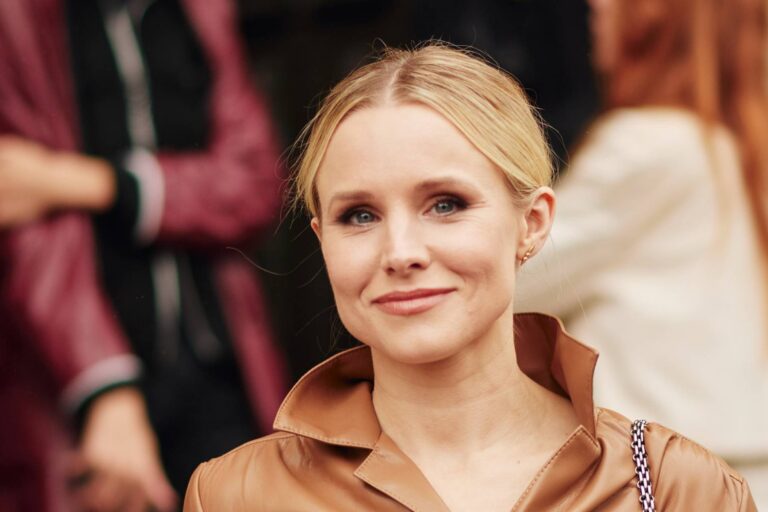 Dax Shepard sdílel fotku Kristen Bell bez oblečení při domácí józe. Vtipně tím oslavil její nominaci na Emmy