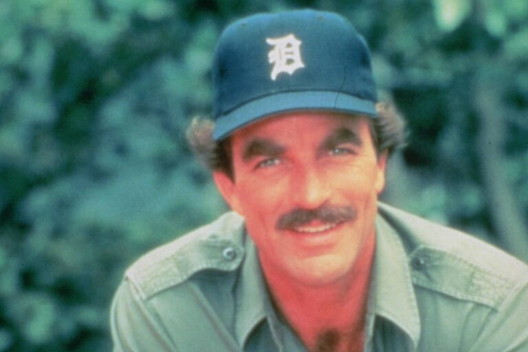 Bez kníru, v šortkách a s plnovousem. Tom Selleck (80) ukázal, jak vypadá Magnum v důchodu