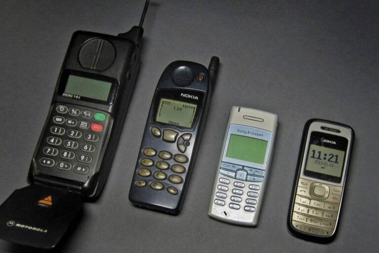 Cihla u ucha a 12 Kč za minutu: Začátky mobilů v devadesátkách byly v Česku divoké