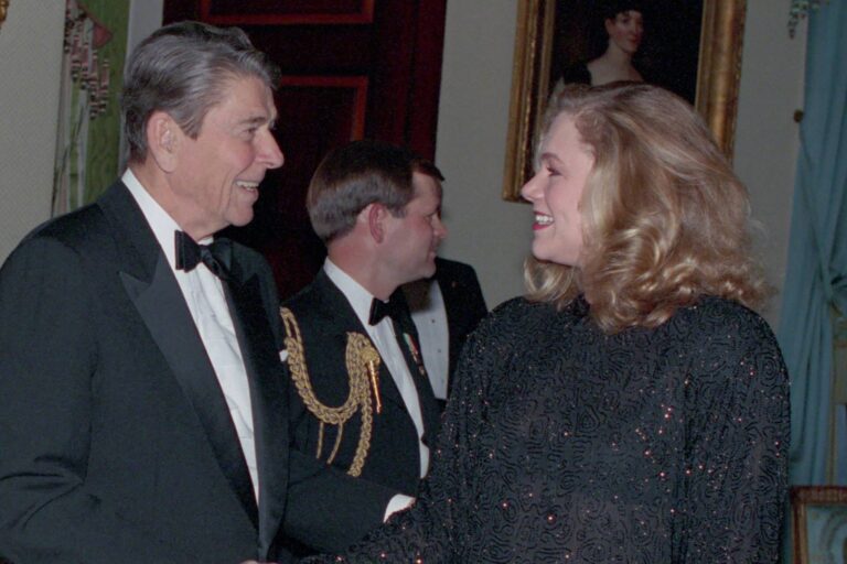 Kathleen Turner z Války Roseových se po čase objevila na veřejnosti. Kvůli nemoci přibrala a chodí jen s pomocí hůlky