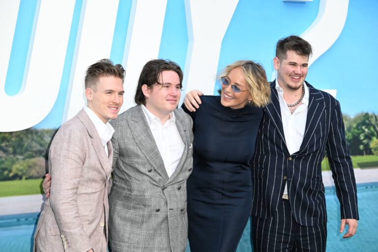 Sharon Stone (67) se v uplých šatech stala hvězdou premiéry filmu Nikdo 2. Ukázala i své tři adoptované syny