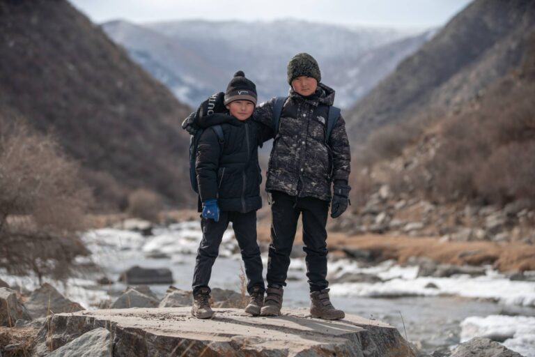 Děti v Kyrgyzstánu šlapou do školy i pět hodin denně. V mrazu, bez bot a často úplně samy