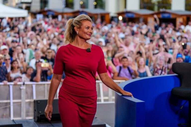 Lucie Borhyová ukázala letní formu: Místo kostýmků z Televizních novin bikiny, minišaty a úsměv od ucha k uchu