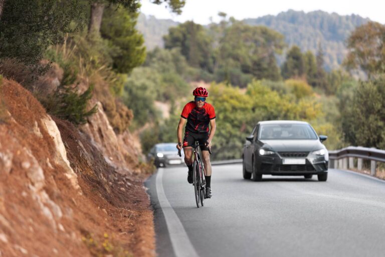 Jak je to s předjížděním cyklistů: Zákon mluví o odstupu 1,5 m, ale někdy stačí i metr a plná čára nemusí být překážkou