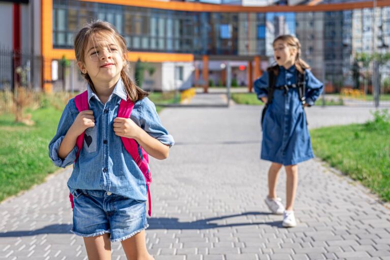 Prvňáček jde poprvé do školy: Rady psychologů, jak pomoci dětem zvládnout první školní den v pohodě