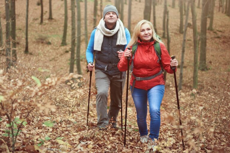 Chůze s holemi už není jen pro seniory. Nordic walking dobývá Česko a odborníci to kvitují