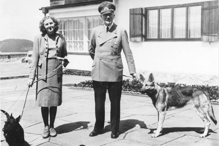 Sebevražda Adolfa Hitlera a konspirační teorie o jeho útěku, které přetrvaly desítky let