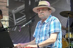 2048px-Jaroslav_Uhlíř_a_jeho_kapela_Pojez_Fest_2024_Karlova_Studánka_09 | ReadZone