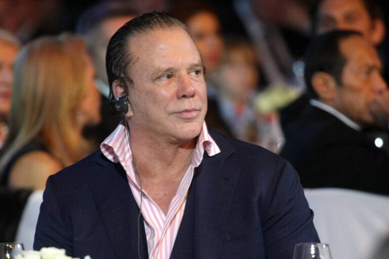Mickey Rourke slaví 73 a přiznává, že udělal chybu. Z krasavce z 9 a půl týdne je po plastikách úplně jiný muž