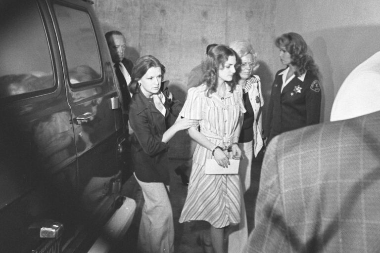 Před 50 lety dopadli Patty Hearstovou, lupičku z prominentní rodiny. Dodnes není jasné, zda byla obětí, nebo viníkem