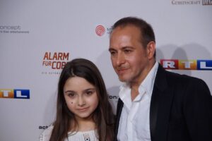 2048px-Pauletta_Pollmann_und_Vater_Erdoğan_Atalay_Premiere_von_der_300_Folge_Alarm_für_Cobra_11 | ReadZone
