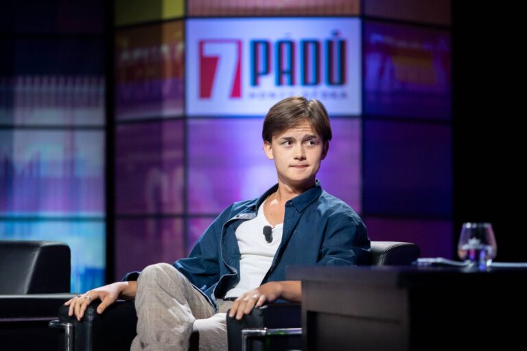 Maxmilián Kocek nastartoval kariéru intimní scénou, kterou zakázal sledovat rodičům. Teď má nabídky od holek i kluků