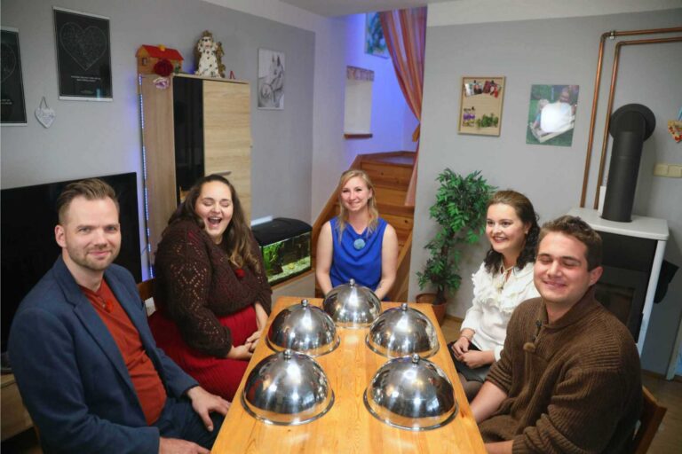 Tento týden v Prostřeno! bude napjatý: Hostitelka, která nebude jíst své menu, dohady o věku a kari i taktika