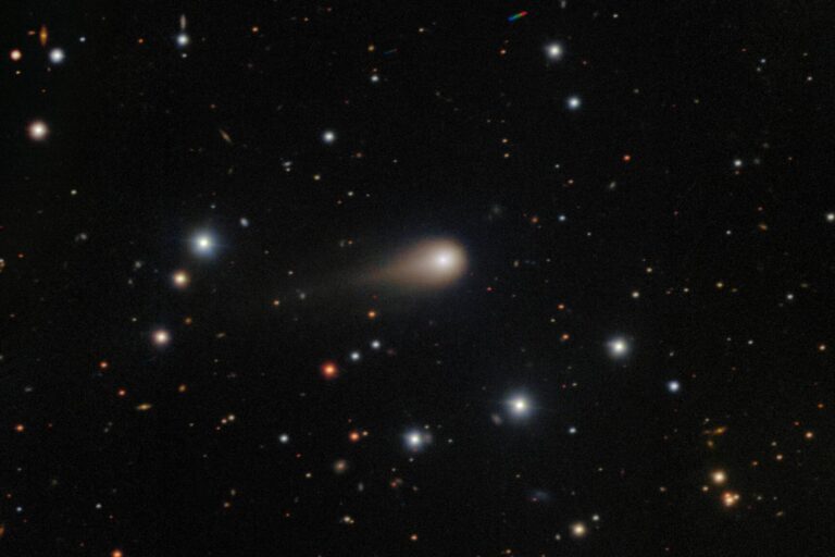 Ke Slunci míří kometa z neznámého vesmíru za hranicemi naší soustavy