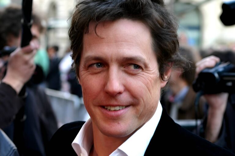 Hugh Grant slaví 65 a stal se z něj sarkastický stařík. O svém obličeji mluví jako o šourku, před dětmi se doma schovává