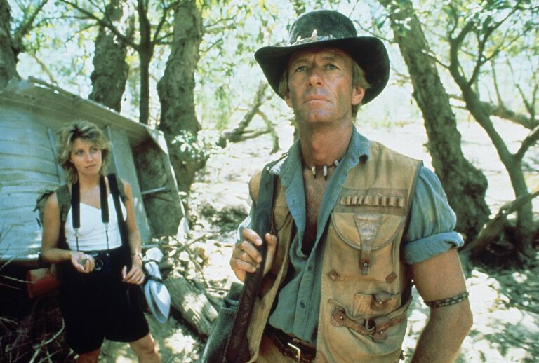 Krokodýl Dundee po 39 letech. Paul Hogan bojuje se zdravím a z australského drsňáka je křehký pán na invalidním vozíku