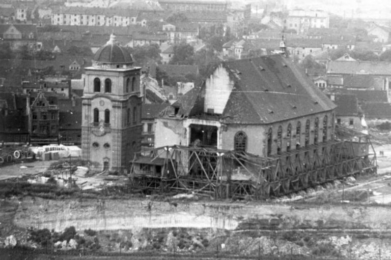 Technický zázrak normalizace. Před 50 lety v Mostě přestěhovali kostel o 841 metrů