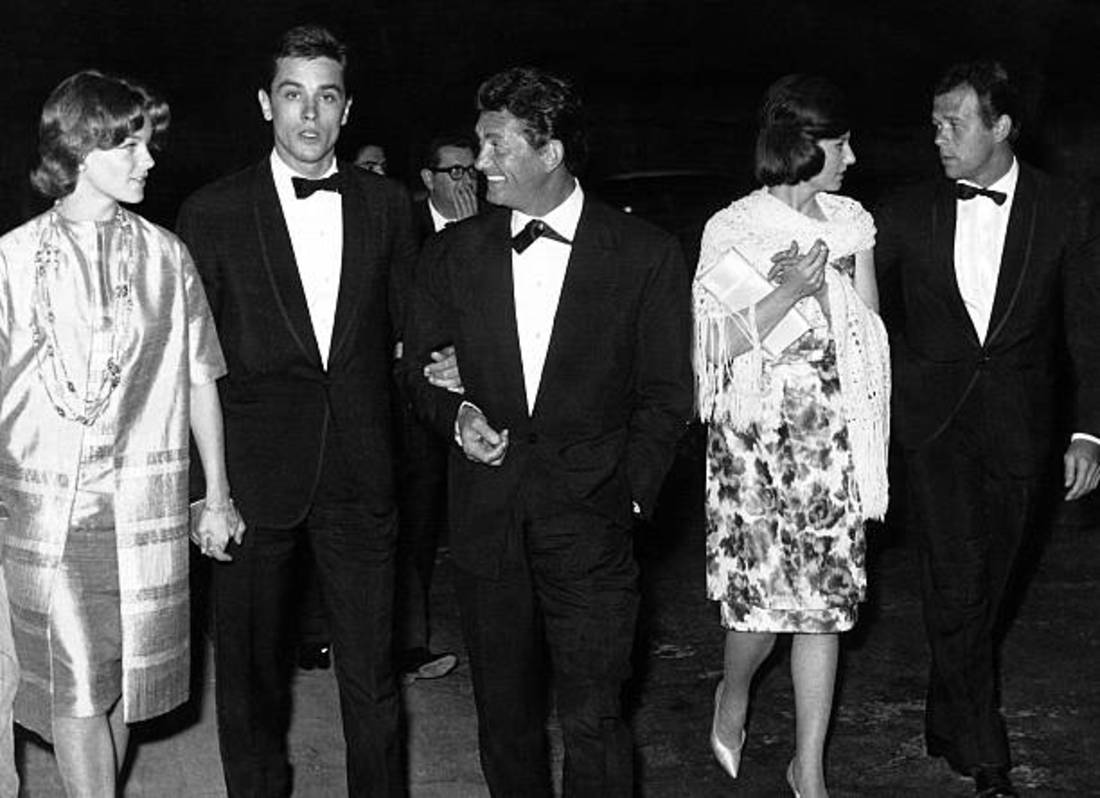 Itálie, 1960: Romy Schneiderová, Alain Delon, Jean Marais, Lucilla Morlacchi a Renato Salvatori (zleva) na festivalu dvou svě­tů ve Spoletu v Umbrii.