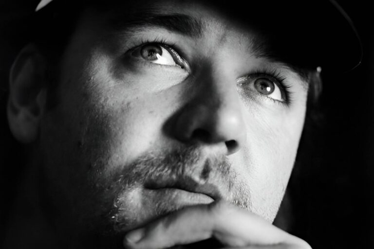 Gladiátor s pupkem: Russell Crowe ukázal pivní břicho i o 30 let mladší snoubenku